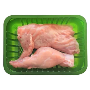 Bandeja con medio conejo troceado.