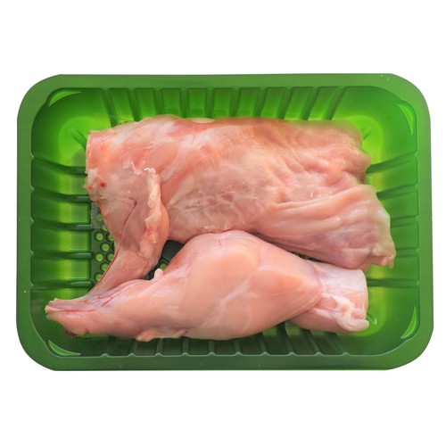 Medio conejo troceado, bandeja.