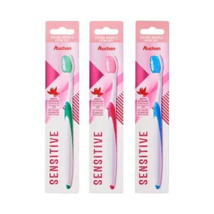 PRODUCTO ALCAMPO Sensitive Cepillo de dientes con cabezal pequeño y filamentos extra suaves.
