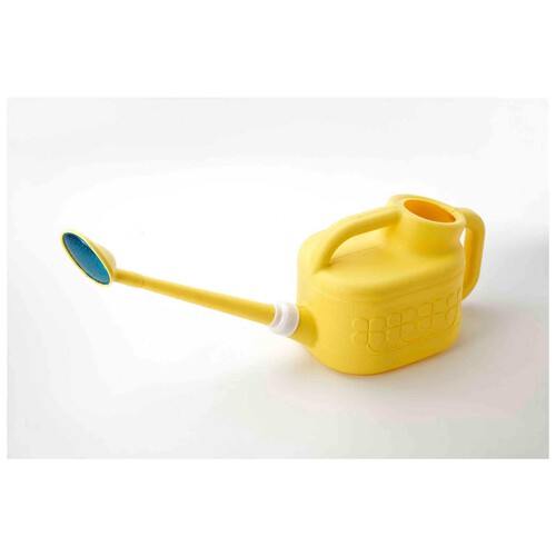 Regadera de plástico de color amarillo, con capacidad de 6 litros y medidas de 60 x 19 x 21 centímetros IBERLUS.