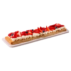 Banda de hojaldre con nata y fresas 750 g.