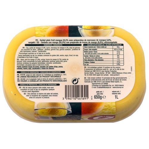 AUCHAN Tarrina de sorbete con mango y preparado de trozos de mango 1 l. Producto Alcampo
