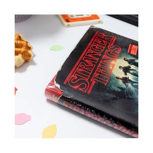 STRANGER THINGS Mundos del revés. La guía oficial, GINA MCINTYRE editorial Grijalbo
