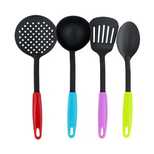Set de 4 utensilios para servir fabricados en nylon negro con mango de color GSMD.
