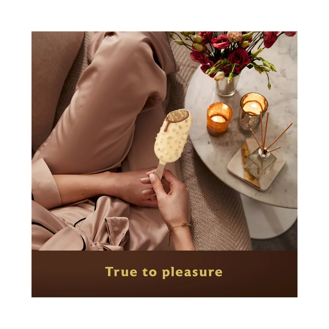 Utopia doble hazelnut de Frigo Helado de avellana, almendra y caramelo recubierto de chocolate blanco 3 x 85 ml.
