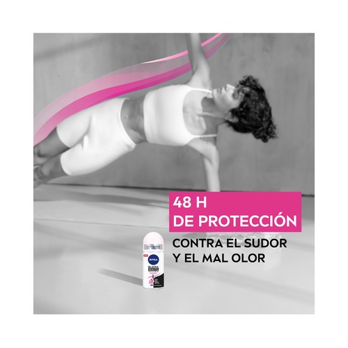 NIVEA Black & white invisible Desodorante roll on para mujer con fórmula anti manchas 50 ml.