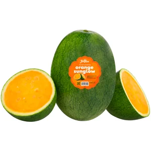 Sandía de carne naranja al peso.