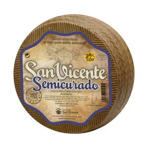 Queso mezcla semicurado (vaca, oveja y cabra), cuña.