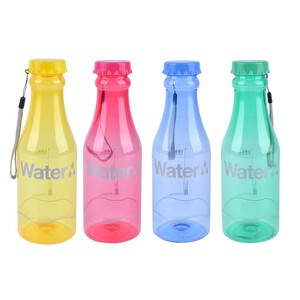 Imagen de Botella de policarbonato de colores con tapón y cinta de transporte, 0,6 litros IDEALCASA.