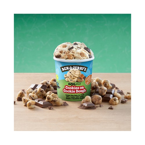 BEN & JERRY"S Cookie dough Tarrina de helado vegano de caramelo con masa de galletas y trozos de chocolate 465 ml.