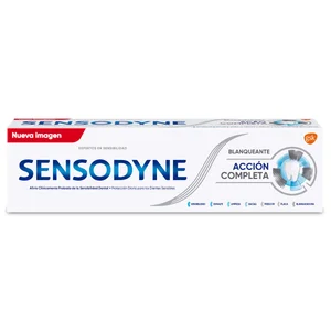 SENSODYNE Pasta de dientes con flúor y acción blanqueante, especial dientes sensibles SENSODYNE Acción completa 75 ml.