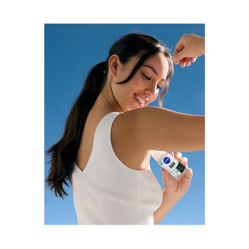 NIVEA Black & white invisible active  Desodorante roll-on para mujer, anti-manchas y eficaz hasta 48 horas 50 ml.