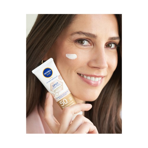 NIVEA Sun Protector solar facial con acción antimanchas y FPS 50 (muy alto) luminous 630 40 ml.