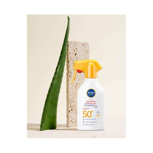 NIVEA Sun sensitive protección inmediata + Spray solar resistente al agua, sin perfume y con FPS 50+ (muy alto) 250 ml.