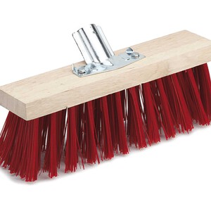 Imagen de Cepillo con cuerpo de madera, cerda sintética, soporte para el palo metálico (palo no incluido) y medidas de 22x5x7.5 centímetros IBERLUS.