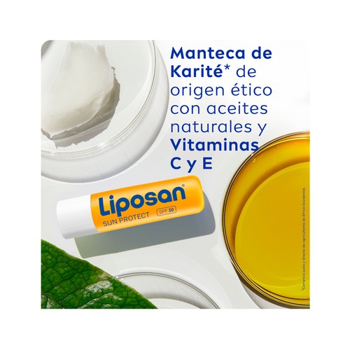 NIVEA Caja con productos para tomar el sol.