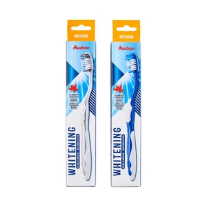 PRODUCTO ALCAMPO Whitening Cepillo dental blanqueador, con raspador de lengua y filamentos medios.