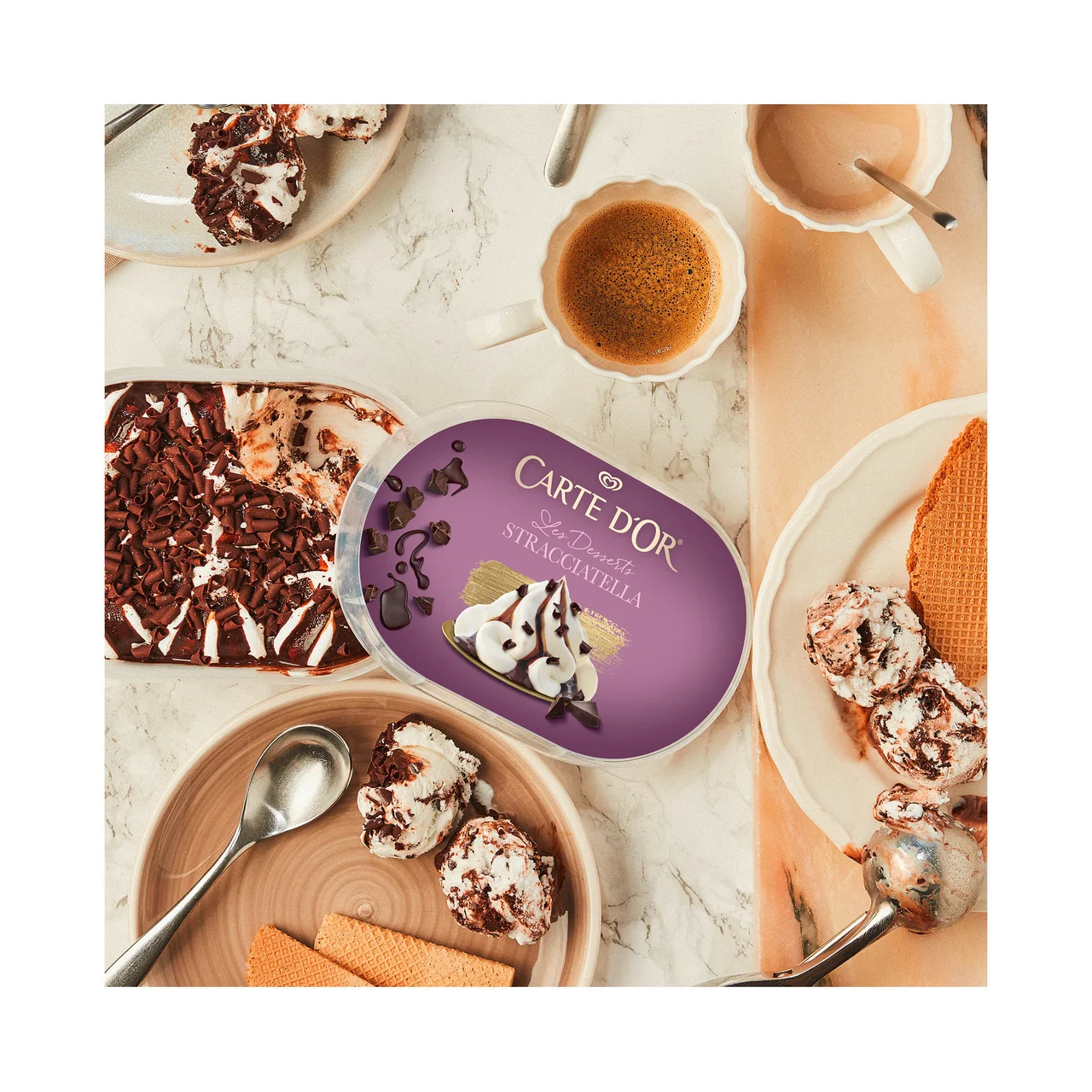 CARTE D"OR Les Desserts de Frigo Tarrina de helado de stracciatella, con salsa y trocitos de chocolate 825 ml.