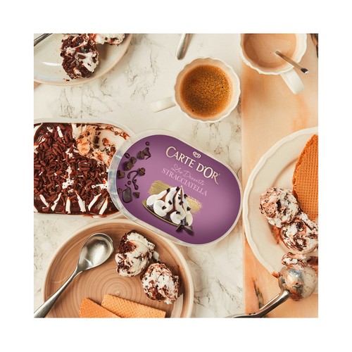 CARTE D"OR Les Desserts de Frigo Tarrina de helado de stracciatella, con salsa y trocitos de chocolate 825 ml.