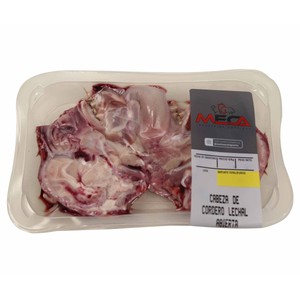 Bandeja con cabeza abierta de cordero lechal