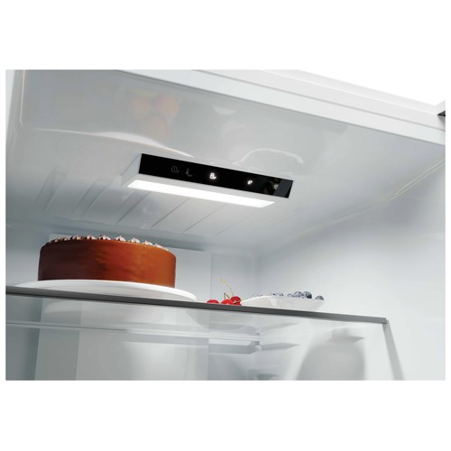 Frigorífico combi 185cm CANDY CNCQ2T618CX, No Frost, clasificación energética: C, H: 185cm, A: 59,5cm, F: 66,7cm, capacidad total: 355L.