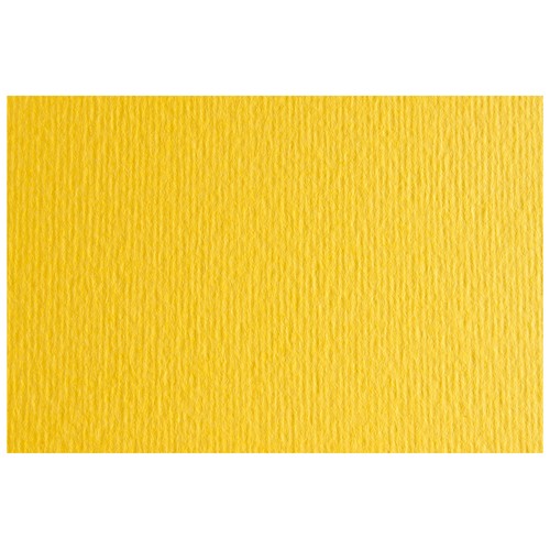 Cartulina con 2 texturas, una lisa y otra rugosa, color sólido amarillo, tamaño 50x70cm, SADIPAL.