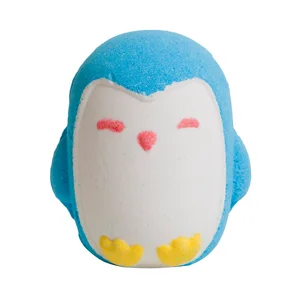 POKHARA Bomba de baño con forma de pingüino y aroma a flores frescas POKHARA 120 g.