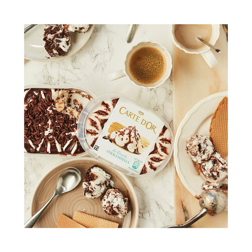 CARTE D'OR Tarrina de helado de stracciatella, con salsa y trocitos de chocolate CARTE D'OR Les desserts de Frigo 900 ml.