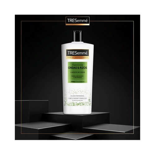 TRESEMMÉ Ondas & rizos Acondicionador nutritivo con aceite de coco, para rizos nutridos y definidos 685 ml.