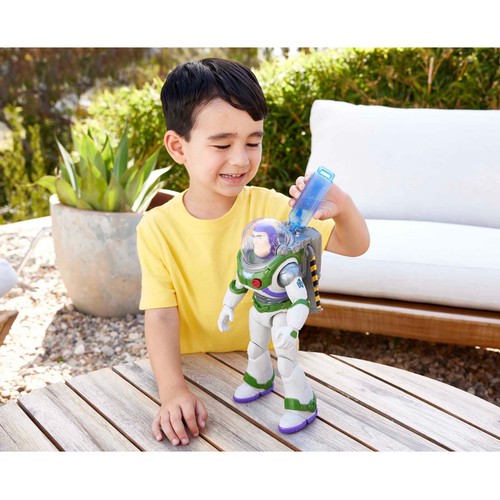 Disney Pixar Lightyear Buzz con jetpack Figura de acción grande con luces y sonidos, con alas que se despliegan, DISNEY PIXAR MATTEL HJJ38.