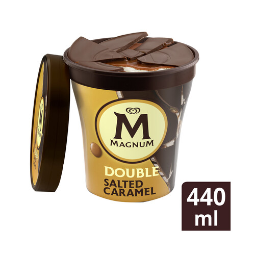 MAGNUM Tarrina de helado de vainilla con salsa de caramelo salado, con capa y laminas crujientes de chocolate MAGNUM Double 440 ml.