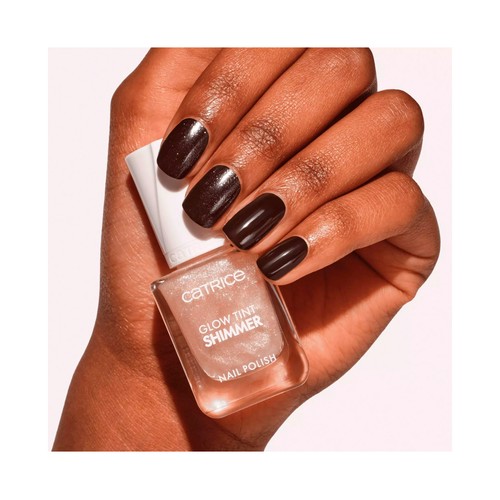 CATRICE Glow tint tono 030 Sparkle symphoy, purpurina nude Esmalte de uñas acabado brillante.