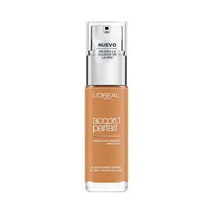 L'ORÉAL PARIS Accord Perfect Tono 5.5 Soleil Base maquillaje con textura fundente y sin efecto máscara.