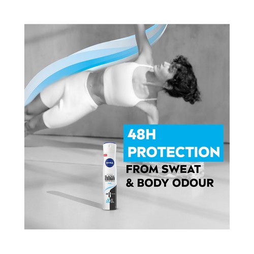 NIVEA Black & white invisible fresh Desodorante en spray para mujer con acción anti manchas 200 ml.