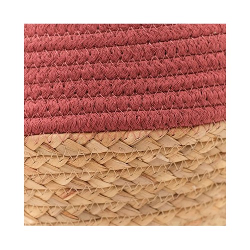 Cesta bimaterial de fibras naturales y algodón, color marrón y rojo, con asas.