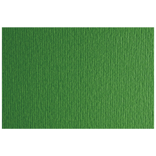 Cartulina con 2 texturas, una lisa y otra rugosa, color sólido verde hierba, tamaño 50x70cm, SADIPAL.