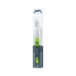 KIN Cepillo dental con filamentos en "V" que facilitan la limpieza alrededor de los brackets.