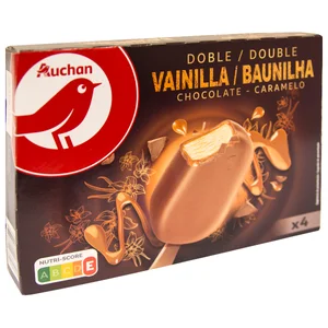 AUCHAN Bombon de helado de vainilla con salsa de caramelo, recubierto de chocolate con leche doble 4 x 100 ml. Producto Alcampo
