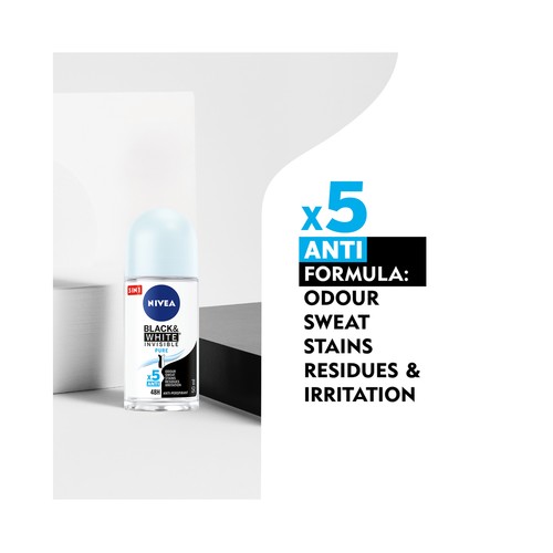 NIVEA Black & white invisible fresh Desodorante roll-on para mujer con acción anti manchas 50 ml.
