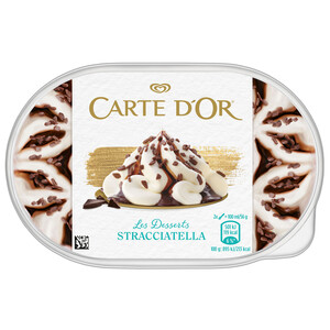 CARTE D'OR Tarrina de helado de stracciatella, con salsa y trocitos de chocolate CARTE D'OR Les desserts de Frigo 900 ml.
