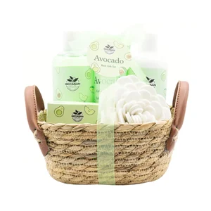 BECASAN NATURE Avocado Cesta de mimbre con productos para el cuidado y la higiene personal.
