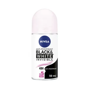 NIVEA Black & white invisible Desodorante roll on para mujer con fórmula anti manchas 50 ml.