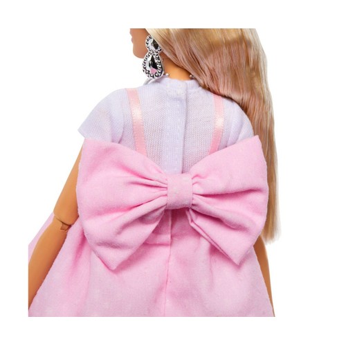 BARBIE Deluxe, muñeca con vestido rosa pastel con lazo.
