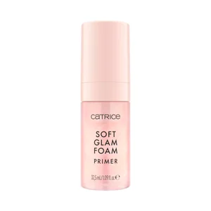 CATRICE Soft glam foam tono rosa translúcido Prebase en espuma ligera con brillo.