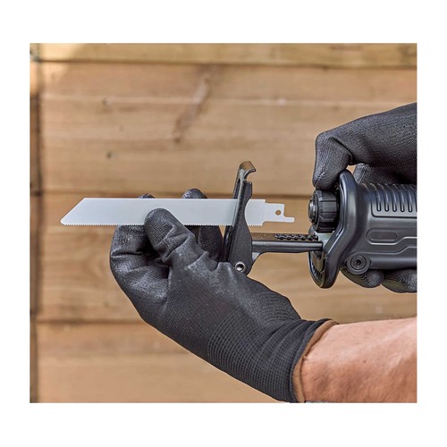 Sierra sable 750W, velocidad variable, 2800 rpm, BLACK + DECKER BES301-QS, incluye 2 hojas.