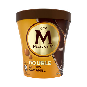 Imagen de MAGNUM Double Tarrina de helado de vainilla con salsa de caramelo salado, con capa y laminas crujientes de chocolate 440 ml.