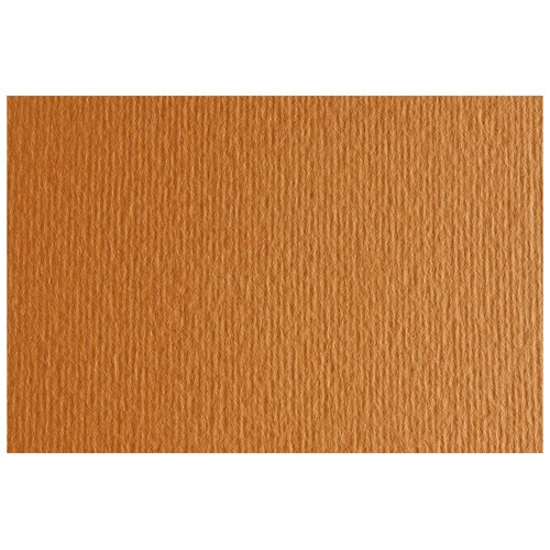 Cartulina con 2 texturas, una lisa y otra rugosa, color sólido avana, tamaño 50x70cm, SADIPAL.