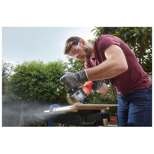 Mini-Amoladora 710W, 115mm, protección contra re-arranque, empuñadura lateral 2 posiciones, BLACK + DECKER BEG010-QS.