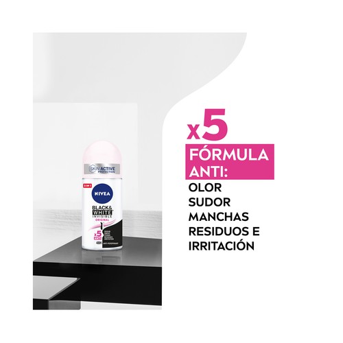 NIVEA Black & white invisible Desodorante roll on para mujer con fórmula anti manchas 50 ml.