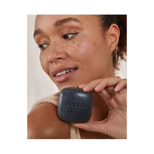 NIVEA Limpiador facial sólido con acción exfoliante y limpieza prounda NIVEA Naturally clean 75 cl.